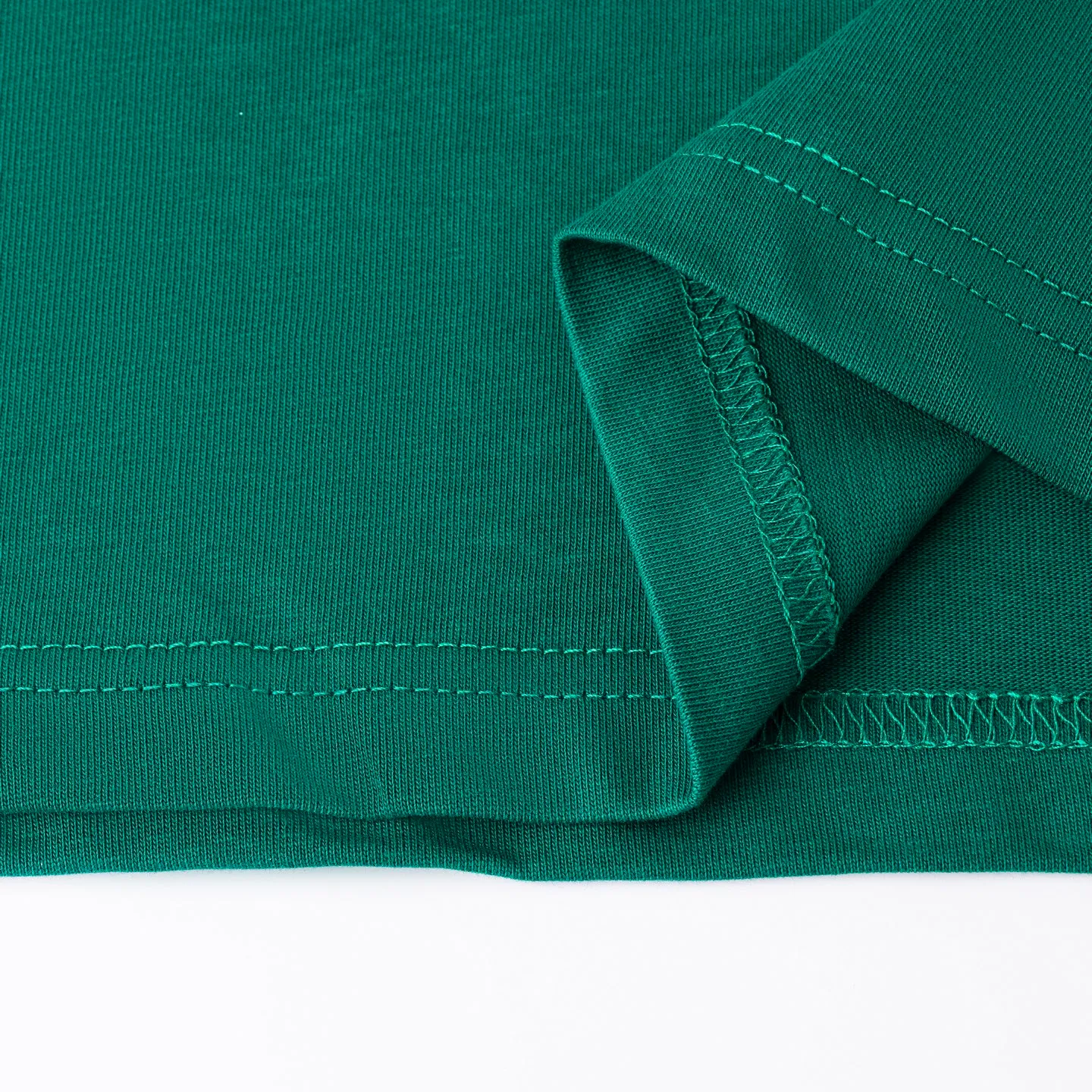 P126 Style number: 512 Ralph Lauren/Ralph Lauren 2025 new summer color matching pure cotton 240g Tajima embroidery V-neck T-shirt. The main logo on the neck has a QR code mark, which can be scanned for verification. The Tajima embroidery machine imported from Japan is used to create the pony mark, which is brightly colored. Distinguish the low-quality products on the market. 32 counts, 240g hydrophilic toner, 100% cotton fabric, comfortable and soft, highly breathable, focusing on high-end cost-effectiveness, needless to say good quality. Available in a variety of colors, both boys and girls can try this genderless style, giving them a yuppie tone in no time. Immerse yourself in your leisurely style, and have your own style in retro. Natural, vivid and very French romantic feelings, perfectly integrating youthful atmosphere and trend. Color: white, orange, navy blue, dark green Size: S-xL S Shoulder width 44 Bust 104 Sleeve length 23 Clothing length 72 M Shoulder width 45 Bust 108 Sleeve length 24 Clothing length 74 L Shoulder width 46 Bust 112 Sleeve length 25 Clothing length 76 xL Shoulder width 47 Bust 116 Sleeve length 26 Clothing length 78